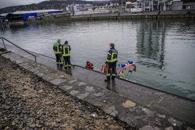 Stuttgart Wangen: Oelverschmutzung im Neckar sorgt fuer Einsatz der feuerwehr
